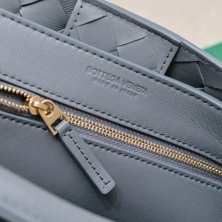 Batch 1860 B's 2024 spring and summer new style continues the brand's woven style with detailed metal knot switch buckles. This time, the shoulder straps are also made into tube weaves, showing different craftsmanship. The carrying method is versatile to create more different styles. Intrecciato woven leather small handbag, equipped with sliding crossbody strap. Internal compartments, including 1 zipper pocket and 2 open pockets with magnetic buckle closure. Size: 19*25*10.5cm, model: 7463#
